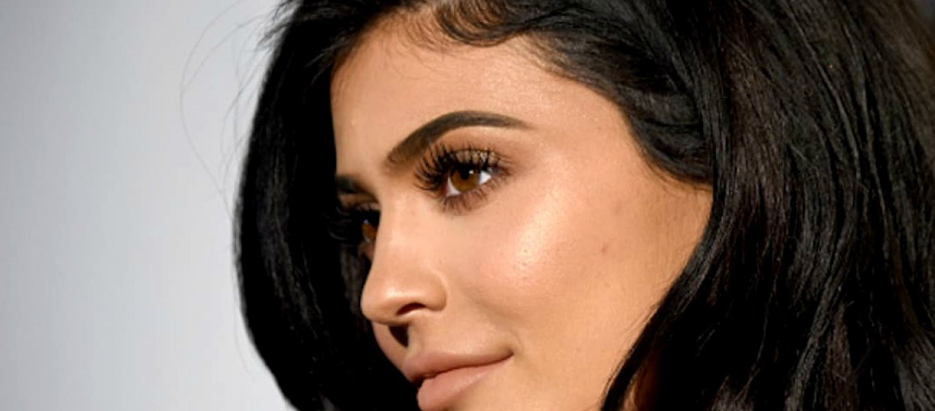 Η Kylie Jenner εξυμνεί ελληνικό νησί μέσω της σειράς καλλυντικών της (φωτό)